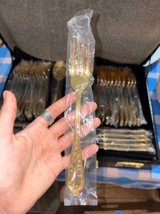 Juego de cubiertos dorados