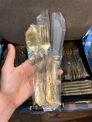 Juego de cubiertos dorados