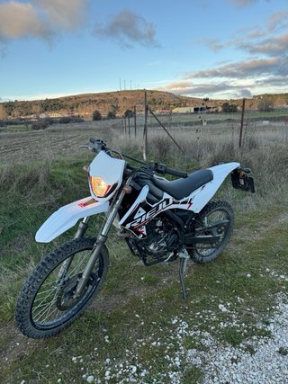 Moto Rieju Enduro/Motocross Blanca y Negra