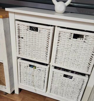 Mueble blanco con cestas de mimbre