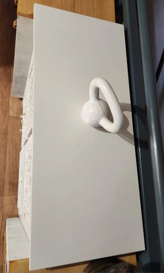 Mueble blanco con cestas de mimbre