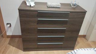 Cómoda de madera con tiradores plateados
