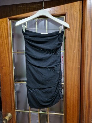 Vestidos tallas S por 5 euros la unidad.