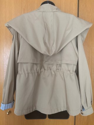 Gabardina beige corta