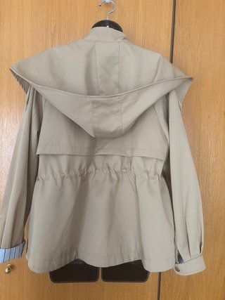 Gabardina beige corta
