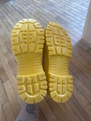 Botas de agua amarillas