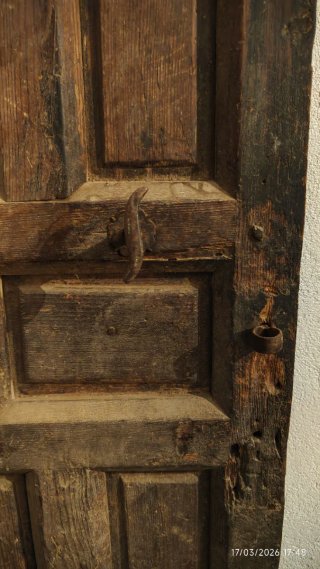 Puerta madera antigua panelada