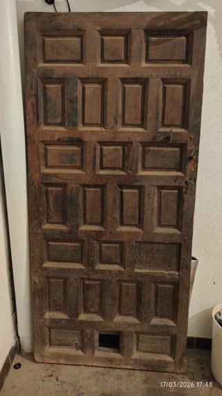 Puerta madera antigua panelada