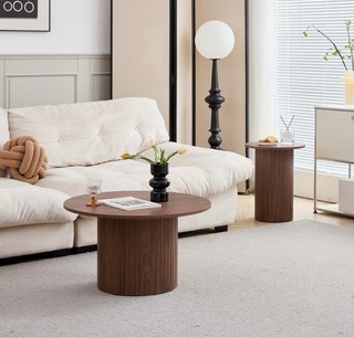 Set di due tavolini rotondi in legno con design moderno ed elegante