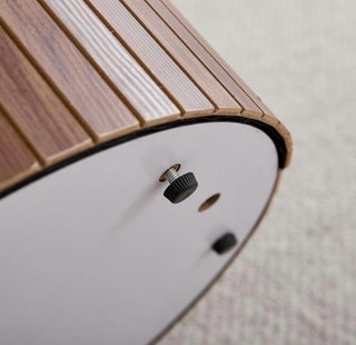 Set di due tavolini rotondi in legno con design moderno ed elegante
