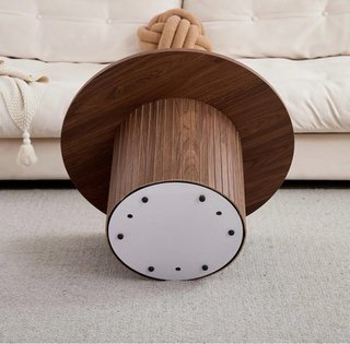 Set di due tavolini rotondi in legno con design moderno ed elegante