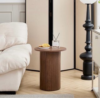 Set di due tavolini rotondi in legno con design moderno ed elegante