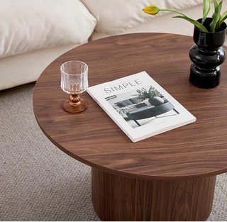 Set di due tavolini rotondi in legno con design moderno ed elegante