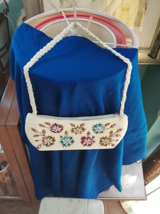 Bolso de mano antiguo con abalorios