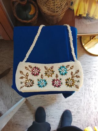 Bolso de mano antiguo con abalorios