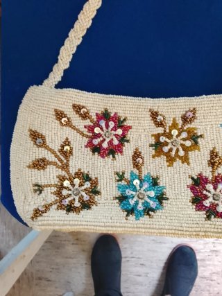Bolso de mano antiguo con abalorios