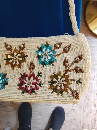 Bolso de mano antiguo con abalorios