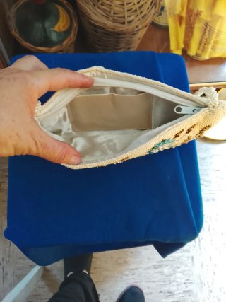 Bolso de mano antiguo con abalorios