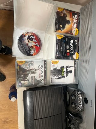 PlayStation 3 con juegos y 2 mandos