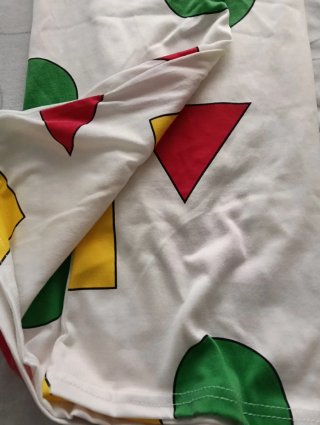 Pijama  Unisex corto con figuras geométricas.