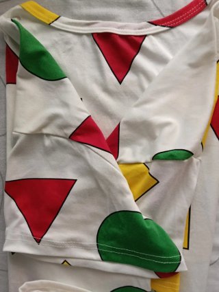 Pijama  Unisex corto con figuras geométricas.