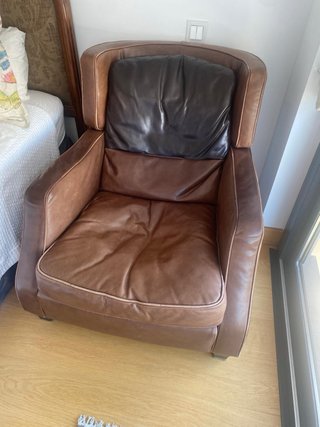 Sillón y puff de piel marrón