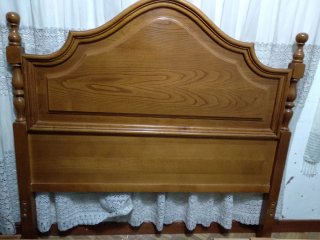 Dormitorio de madera clásico.