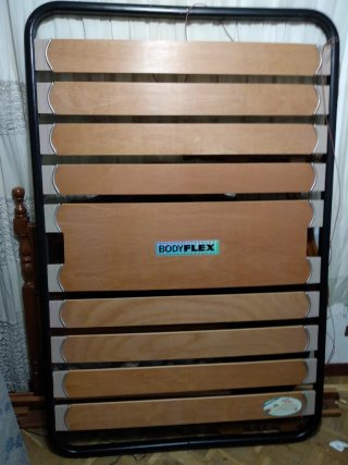 Dormitorio de madera clásico.