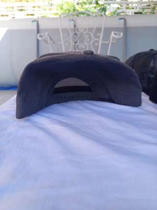 Gorra Adidas gris auténtica