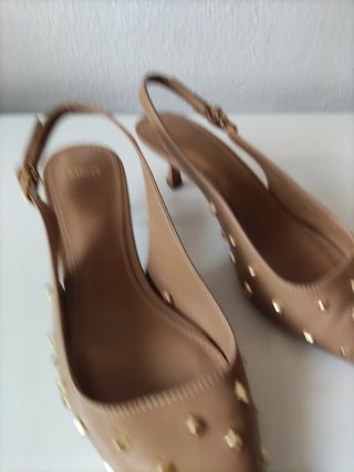 Tacones Mango Tachuelas Marrones y Dorados
