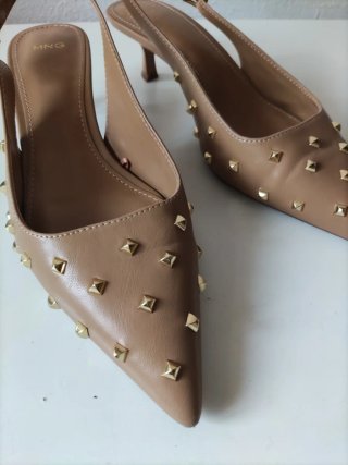 Tacones Mango Tachuelas Marrones y Dorados
