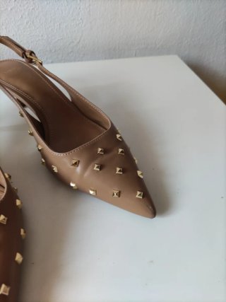 Tacones Mango Tachuelas Marrones y Dorados