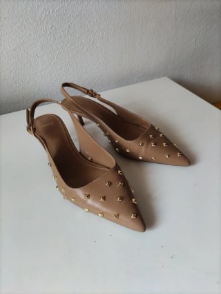 Tacones Mango Tachuelas Marrones y Dorados