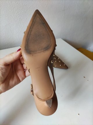 Tacones Mango Tachuelas Marrones y Dorados