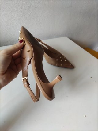 Tacones Mango Tachuelas Marrones y Dorados
