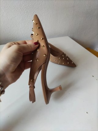Tacones Mango Tachuelas Marrones y Dorados