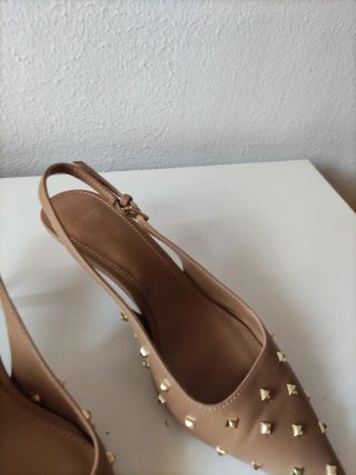 Tacones Mango Tachuelas Marrones y Dorados