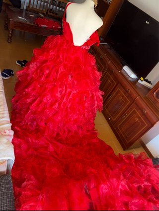Vestido de fiesta rojo con pedrería y tiara