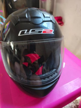 Casco de moto negro LS2 con un par de uso