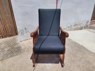Mecedora o sillón de madera y tela