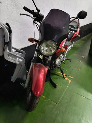 Yamaha YBR 250 Roja y Plateada