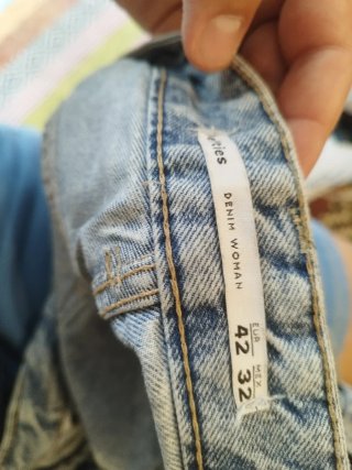 Pantalón corto vaquero desgastado chica