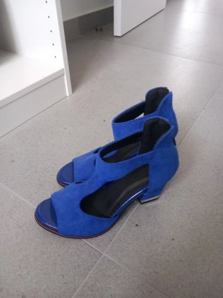 Zapatos azules de tacón abierto Talla 37