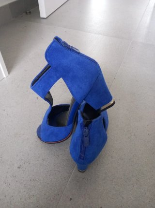 Zapatos azules de tacón abierto Talla 37