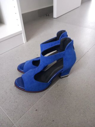 Zapatos azules de tacón abierto Talla 37