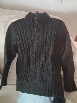 Jersey de hombre gris con trenzas