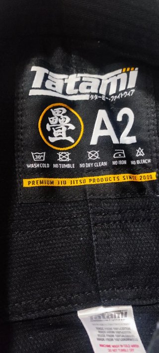 2 kimonos Jiu Jitsu tatami y momaii