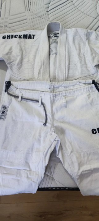 2 kimonos Jiu Jitsu tatami y momaii