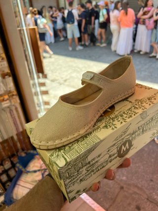 Zapatos planos beige con tira y hebilla