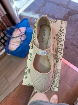 Zapatos planos beige con tira y hebilla